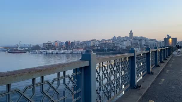 土耳其伊斯坦布尔 2022年4月14日清早从加拉塔桥俯瞰伊斯坦布尔古城 春季日出供游客和游客游览 — 图库视频影像