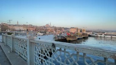 İstanbul, Türkiye. 14.2022 İstanbul eski kent manzarası sabah erken saatlerde Galata Köprüsü 'nden, bahar mevsiminde ise seyahat ve turizm için güneş doğuyor..