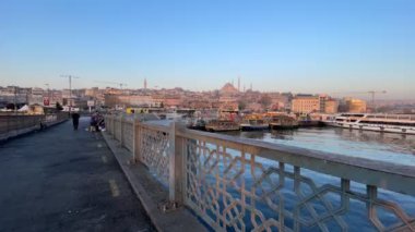 İstanbul, Türkiye. 14.2022 İstanbul eski kent manzarası sabah erken saatlerde Galata Köprüsü 'nden, bahar mevsiminde ise seyahat ve turizm için güneş doğuyor..