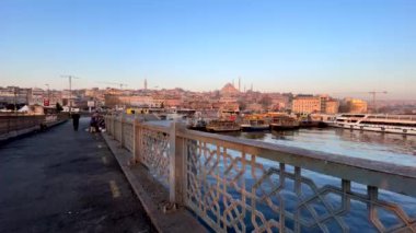 İstanbul, Türkiye. 14.2022 İstanbul eski kent manzarası sabah erken saatlerde Galata Köprüsü 'nden, bahar mevsiminde ise seyahat ve turizm için güneş doğuyor..