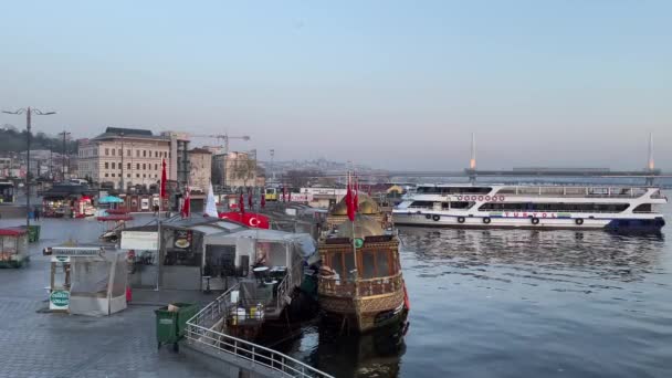 トルコ イスタンブール2022年4月14日早朝のガラタ橋からのイスタンブール旧市街の景色と春の日の出旅行と観光 — ストック動画