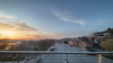 Türkiye 'den İstanbul' a. 15.2022. İstanbul, Golden Horn Metro köprüsünden eski kent manzaralı ve gün doğumunda ve sabah erken saatlerde metro treninin içinde..