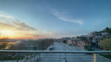 Türkiye 'den İstanbul' a. 15.2022. İstanbul, Golden Horn Metro köprüsünden eski kent manzaralı ve gün doğumunda ve sabah erken saatlerde metro treninin içinde..