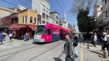 Avrupa ve Asya kıtaları arasındaki rüya şehir olan 15 bin 2022 İstanbul, tarihi ve modern görünümüne sahip İstanbul. Marmara Denizi kıyılarındaki eski İstanbul kenti ve gezginler için boğazın manzarası.