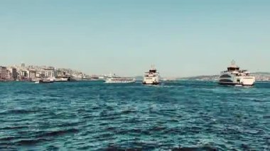 Avrupa ve Asya kıtaları arasındaki rüya şehir olan 15 bin 2022 İstanbul, tarihi ve modern görünümüne sahip İstanbul. Marmara Denizi kıyılarındaki eski İstanbul kenti ve gezginler için boğazın manzarası.