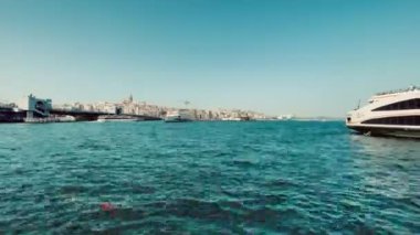 Avrupa ve Asya kıtaları arasındaki rüya şehir olan 15 bin 2022 İstanbul, tarihi ve modern görünümüne sahip İstanbul. Marmara Denizi kıyılarındaki eski İstanbul kenti ve gezginler için boğazın manzarası.