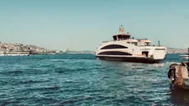 Avrupa ve Asya kıtaları arasındaki rüya şehir olan 15 bin 2022 İstanbul, tarihi ve modern görünümüne sahip İstanbul. Marmara Denizi kıyılarındaki eski İstanbul kenti ve gezginler için boğazın manzarası.