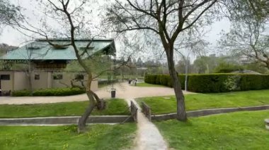 Bahçeşme, çeşme, gece lambası, kafe ve oyun parkının Bahçeşehir ilçesi ve bahar mevsimi olduğu parktan 16 bin 2022 şehir manzarası.