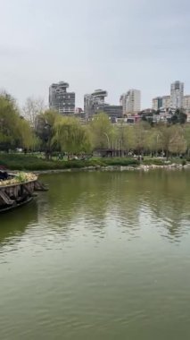 Bahçeşme, çeşme, gece lambası, kafe ve oyun parkının Bahçeşehir ilçesi ve bahar mevsimi olduğu parktan 16 bin 2022 şehir manzarası.