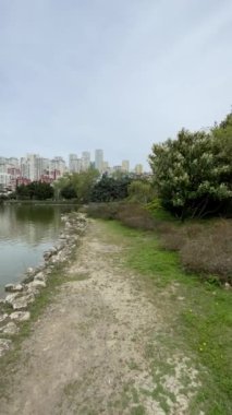 Bahçeşme, çeşme, gece lambası, kafe ve oyun parkının Bahçeşehir ilçesi ve bahar mevsimi olduğu parktan 16 bin 2022 şehir manzarası.