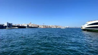 Avrupa ve Asya kıtaları arasındaki rüya şehir olan 15 bin 2022 İstanbul, tarihi ve modern görünümüne sahip İstanbul. Marmara Denizi kıyılarındaki eski İstanbul kenti ve gezginler için boğazın manzarası.