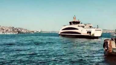 Avrupa ve Asya kıtaları arasındaki rüya şehir olan 15 bin 2022 İstanbul, tarihi ve modern görünümüne sahip İstanbul. Marmara Denizi kıyılarındaki eski İstanbul kenti ve gezginler için boğazın manzarası.