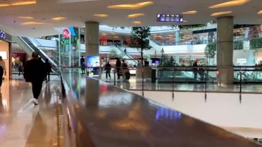 Basaksehir, istanbul, Türkiye. 16,2022. İstanbul Alışveriş Merkezi 'nin iç manzarası ve mağazaları.