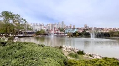 Bahçeşme, çeşme, gece lambası, kafe ve oyun parkının Bahçeşehir ilçesi ve bahar mevsimi olduğu parktan 16 bin 2022 şehir manzarası.