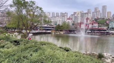 Bahçeşme, çeşme, gece lambası, kafe ve oyun parkının Bahçeşehir ilçesi ve bahar mevsimi olduğu parktan 16 bin 2022 şehir manzarası.