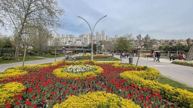 Bahçeşme, çeşme, gece lambası, kafe ve oyun parkının Bahçeşehir ilçesi ve bahar mevsimi olduğu parktan 16 bin 2022 şehir manzarası.