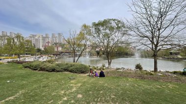 Bahçeşme, çeşme, gece lambası, kafe ve oyun parkının Bahçeşehir ilçesi ve bahar mevsimi olduğu parktan 16 bin 2022 şehir manzarası.