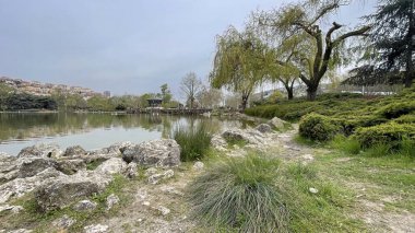 Bahçeşme, çeşme, gece lambası, kafe ve oyun parkının Bahçeşehir ilçesi ve bahar mevsimi olduğu parktan 16 bin 2022 şehir manzarası.