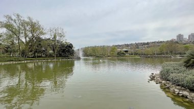 Bahçeşme, çeşme, gece lambası, kafe ve oyun parkının Bahçeşehir ilçesi ve bahar mevsimi olduğu parktan 16 bin 2022 şehir manzarası.