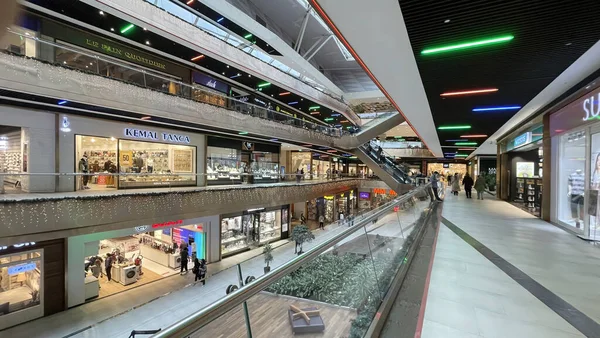土耳其 伊斯坦布尔 Umraniye 2022年4月17日土耳其 伊斯坦布尔亚洲一侧 Buyaka购物中心的内景和商店 — 图库照片