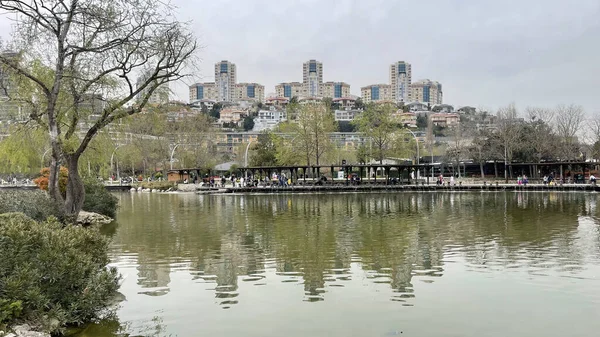 图为2022年4月16日 土耳其 伊斯坦布尔 从位于巴哈塞希尔区的公园 咖啡馆和游乐场地 到春季季节的城市景观 — 图库照片