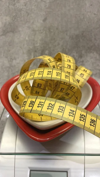 Zblízka Přesné Váhy Srdce Pokovené Desky Měření Pásky — Stock fotografie