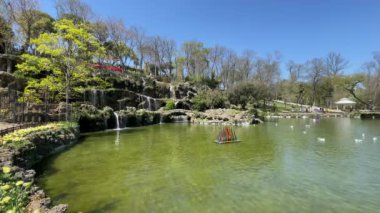 Emirgan, istanbul, Türkiye 20.2022 İstanbul Lale Festivali. İstanbul 'da lale sezonu temalı park ve bahçelerde festival düzenlendi. İstanbul 'daki Emirgan koruluğundan ve Nisan ayındaki lale festivali manzarası