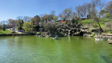 Emirgan, istanbul, Türkiye 20.2022 İstanbul Lale Festivali. İstanbul 'da lale sezonu temalı park ve bahçelerde festival düzenlendi. İstanbul 'daki Emirgan koruluğundan ve Nisan ayındaki lale festivali manzarası