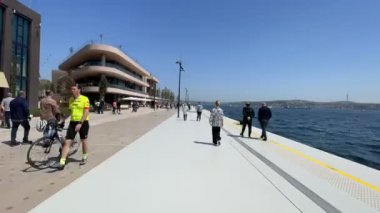 İstanbul, Türkiye. 24,2022 İstanbul Avrupa ve Asya kıtaları arasındaki rüya şehridir. İstanbul ve Bosporus Galataport yolcu limanından gelen ziyaretçilerle dolu İstanbul ve Bosporus manzarası