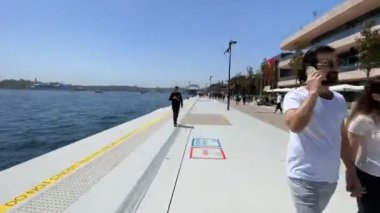 İstanbul, Türkiye. 24,2022 İstanbul Avrupa ve Asya kıtaları arasındaki rüya şehridir. İstanbul ve Bosporus Galataport yolcu limanından gelen ziyaretçilerle dolu İstanbul ve Bosporus manzarası