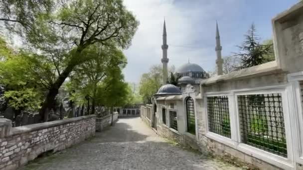 イスタンブールはヨーロッパとアジアの大陸の間の夢の都市です 歴史的 観光的な建物を持つアイアップ サルタン地区足の旅行者や観光客 — ストック動画