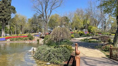 Emirgan, istanbul, Türkiye 20.2022 İstanbul Lale Festivali. İstanbul 'da lale sezonu temalı park ve bahçelerde festival düzenlendi. İstanbul 'daki Emirgan koruluğundan ve Nisan ayındaki lale festivali manzarası