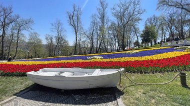 Emirgan, istanbul, Türkiye 20.2022 İstanbul Lale Festivali. İstanbul 'da lale sezonu temalı park ve bahçelerde festival düzenlendi. İstanbul 'daki Emirgan koruluğundan ve Nisan ayındaki lale festivali manzarası