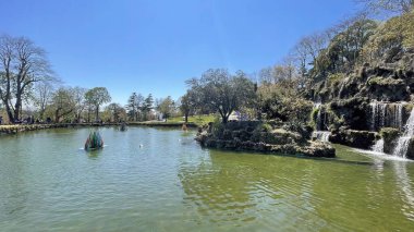 Emirgan, istanbul, Türkiye 20.2022 İstanbul Lale Festivali. İstanbul 'da lale sezonu temalı park ve bahçelerde festival düzenlendi. İstanbul 'daki Emirgan koruluğundan ve Nisan ayındaki lale festivali manzarası