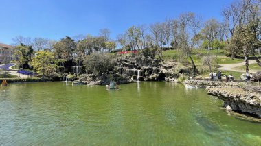 Emirgan, istanbul, Türkiye 20.2022 İstanbul Lale Festivali. İstanbul 'da lale sezonu temalı park ve bahçelerde festival düzenlendi. İstanbul 'daki Emirgan koruluğundan ve Nisan ayındaki lale festivali manzarası