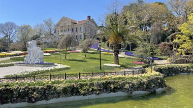 Emirgan, istanbul, Türkiye 20.2022 İstanbul Lale Festivali. İstanbul 'da lale sezonu temalı park ve bahçelerde festival düzenlendi. İstanbul 'daki Emirgan koruluğundan ve Nisan ayındaki lale festivali manzarası