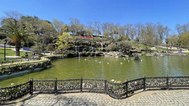 Emirgan, istanbul, Türkiye 20.2022 İstanbul Lale Festivali. İstanbul 'da lale sezonu temalı park ve bahçelerde festival düzenlendi. İstanbul 'daki Emirgan koruluğundan ve Nisan ayındaki lale festivali manzarası
