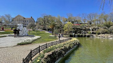 Emirgan, istanbul, Türkiye 20.2022 İstanbul Lale Festivali. İstanbul 'da lale sezonu temalı park ve bahçelerde festival düzenlendi. İstanbul 'daki Emirgan koruluğundan ve Nisan ayındaki lale festivali manzarası