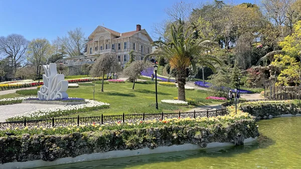 Emirgan, istanbul, Türkiye 20.2022 İstanbul Lale Festivali. İstanbul 'da lale sezonu temalı park ve bahçelerde festival düzenlendi. İstanbul 'daki Emirgan koruluğundan ve Nisan ayındaki lale festivali manzarası