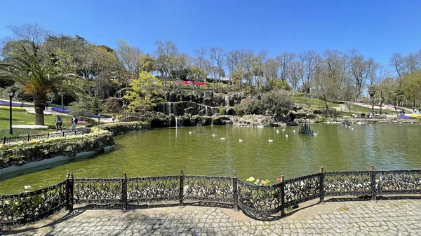 Emirgan, istanbul, Türkiye 20.2022 İstanbul Lale Festivali. İstanbul 'da lale sezonu temalı park ve bahçelerde festival düzenlendi. İstanbul 'daki Emirgan koruluğundan ve Nisan ayındaki lale festivali manzarası