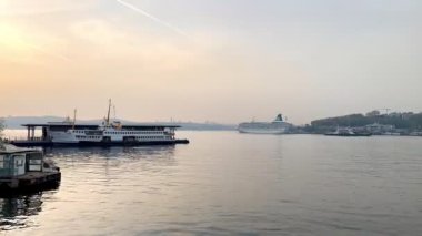 İstanbul, Türkiye. 26 bin 2022 İstanbul, Avrupa ve Asya kıtaları arasındaki rüya şehridir. Galata Köprüsü 'nden gün doğumu ve Boğaz manzaralı feribotlu..