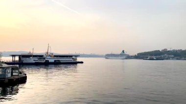 İstanbul, Türkiye. 26 bin 2022 İstanbul, Avrupa ve Asya kıtaları arasındaki rüya şehridir. Galata Köprüsü 'nden gün doğumu ve Boğaz manzaralı feribotlu..