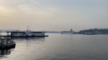 İstanbul, Türkiye. 26 bin 2022 İstanbul, Avrupa ve Asya kıtaları arasındaki rüya şehridir. Galata Köprüsü 'nden gün doğumu ve Boğaz manzaralı feribotlu..