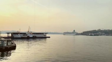 İstanbul, Türkiye. 26 bin 2022 İstanbul, Avrupa ve Asya kıtaları arasındaki rüya şehridir. Galata Köprüsü 'nden gün doğumu ve Boğaz manzaralı feribotlu..