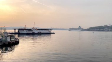 İstanbul, Türkiye. 26 bin 2022 İstanbul, Avrupa ve Asya kıtaları arasındaki rüya şehridir. Galata Köprüsü 'nden gün doğumu ve Boğaz manzaralı feribotlu..