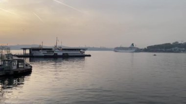 İstanbul, Türkiye. 26 bin 2022 İstanbul, Avrupa ve Asya kıtaları arasındaki rüya şehridir. Galata Köprüsü 'nden gün doğumu ve Boğaz manzaralı feribotlu..