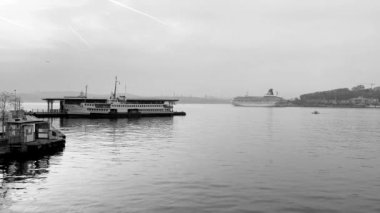 İstanbul, Türkiye. 26 bin 2022 İstanbul, Avrupa ve Asya kıtaları arasındaki rüya şehridir. Galata Köprüsü 'nden gün doğumu ve Boğaz manzaralı feribotlu..