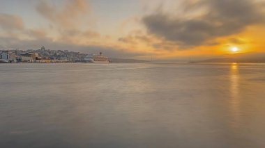 İstanbul, Türkiye. 29.2022 İstanbul ve Boğaz manzaralı. Sabah erken saatlerde ve Nisan 'da gün doğumunda..