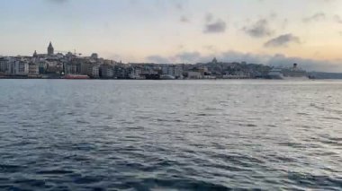 İstanbul, Türkiye. 29.2022 İstanbul ve Boğaz manzaralı. Sabah erken saatlerde ve Nisan 'da gün doğumunda..