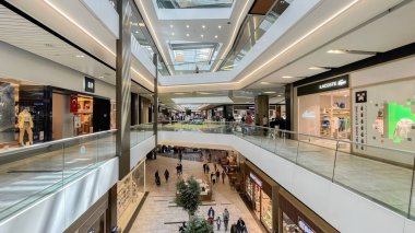 Bakırköy, istanbul, Türkiye 23 bin 2022. İç görünüm ve Marmara Forum alışveriş merkezinden mağazalar.